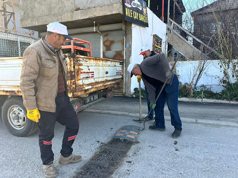 KAR YAĞIŞI ÖNCESİ HIZ KESİCİ KASİSLER SÖKÜLÜYOR