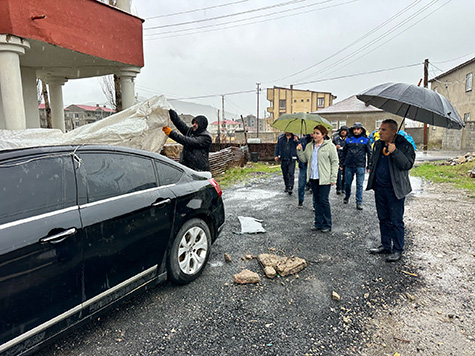 İLÇEMİZDE FIRTINA SONRASI EŞ BAŞKAN KIRMIZIGÜL VATANDAŞLARI ZİYARET ETTİ